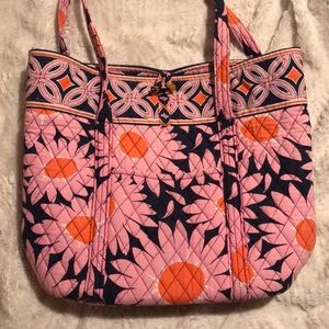 Iconic Vera Bradley tote in Daisy!